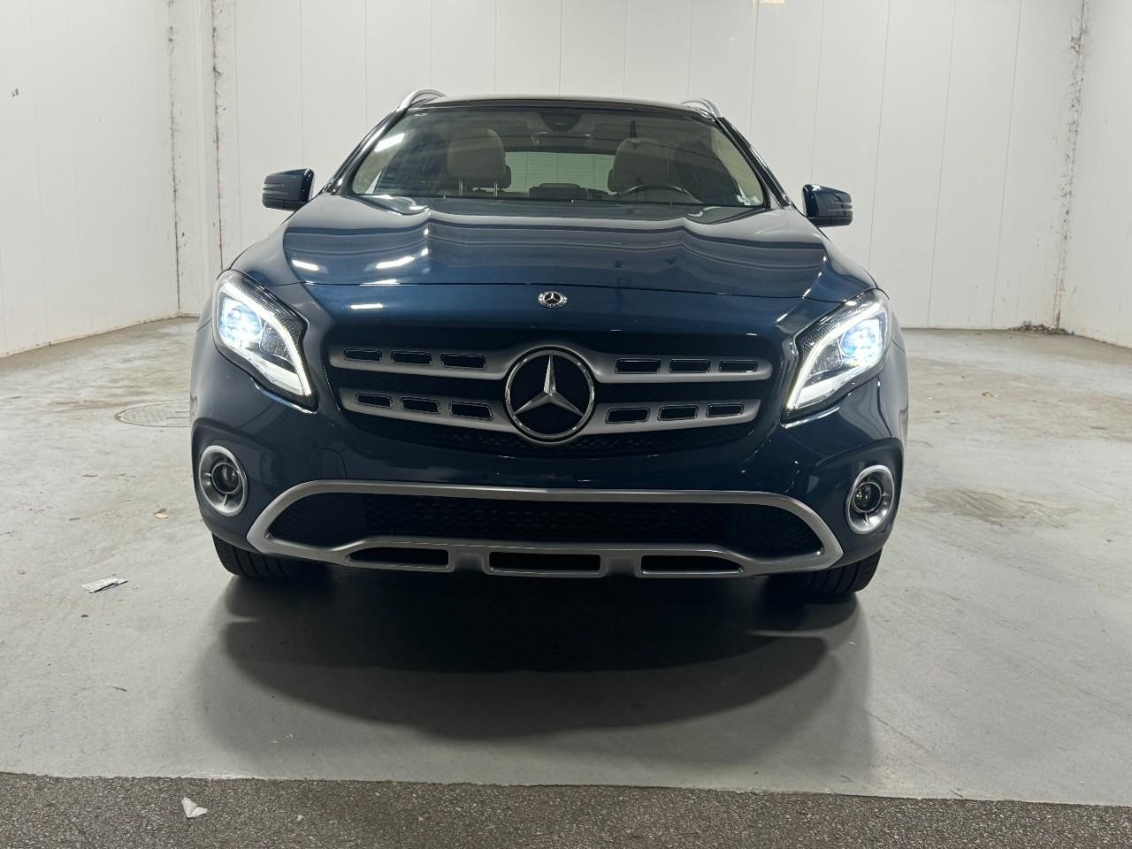 Mercedes-Benz GLA Vehicle Full-screen Gallery Image 7