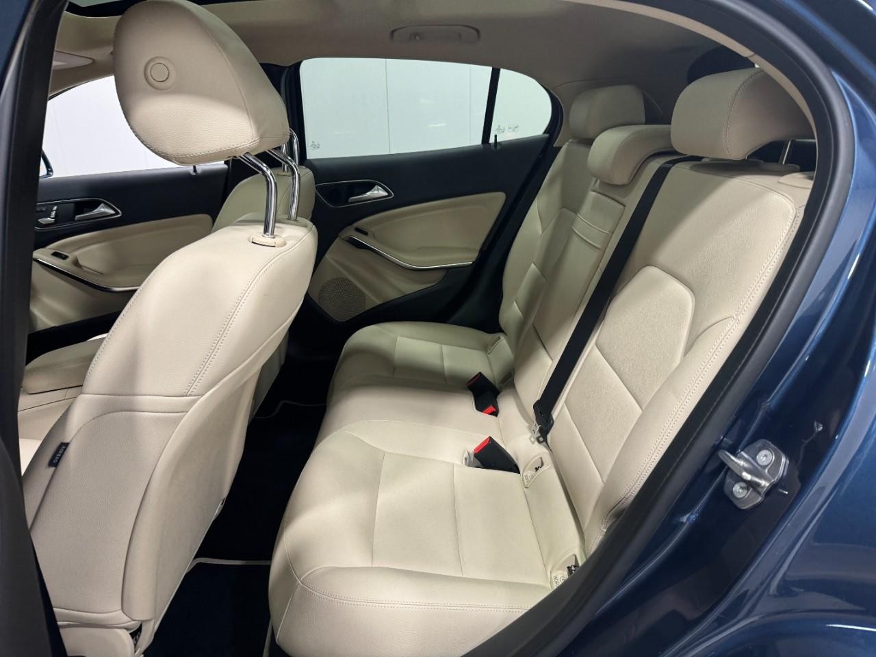 Mercedes-Benz GLA Vehicle Full-screen Gallery Image 8