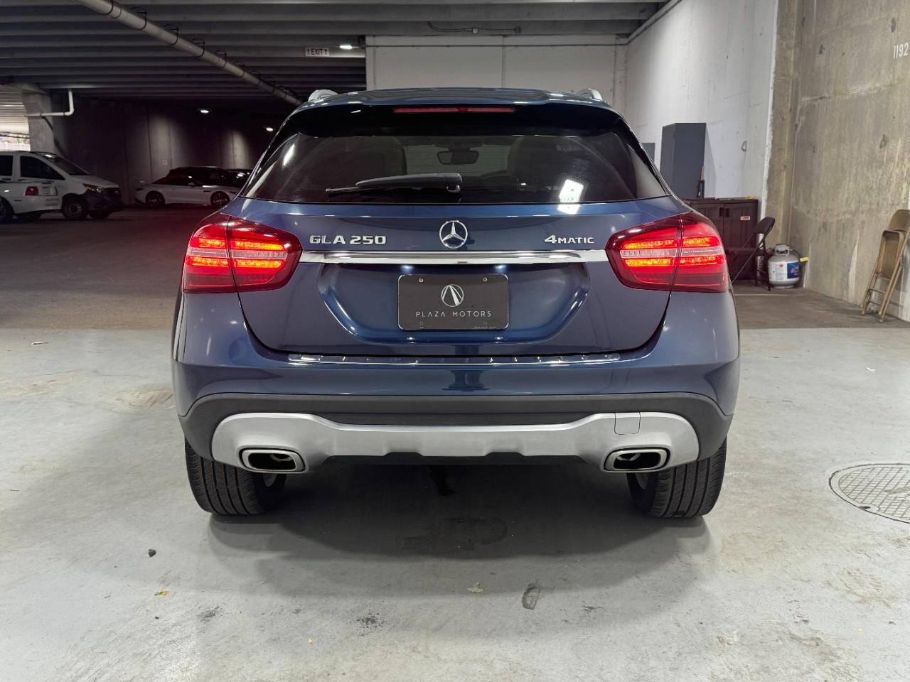 Mercedes-Benz GLA Vehicle Full-screen Gallery Image 9