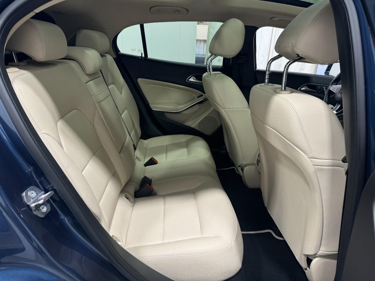 Mercedes-Benz GLA Vehicle Full-screen Gallery Image 10