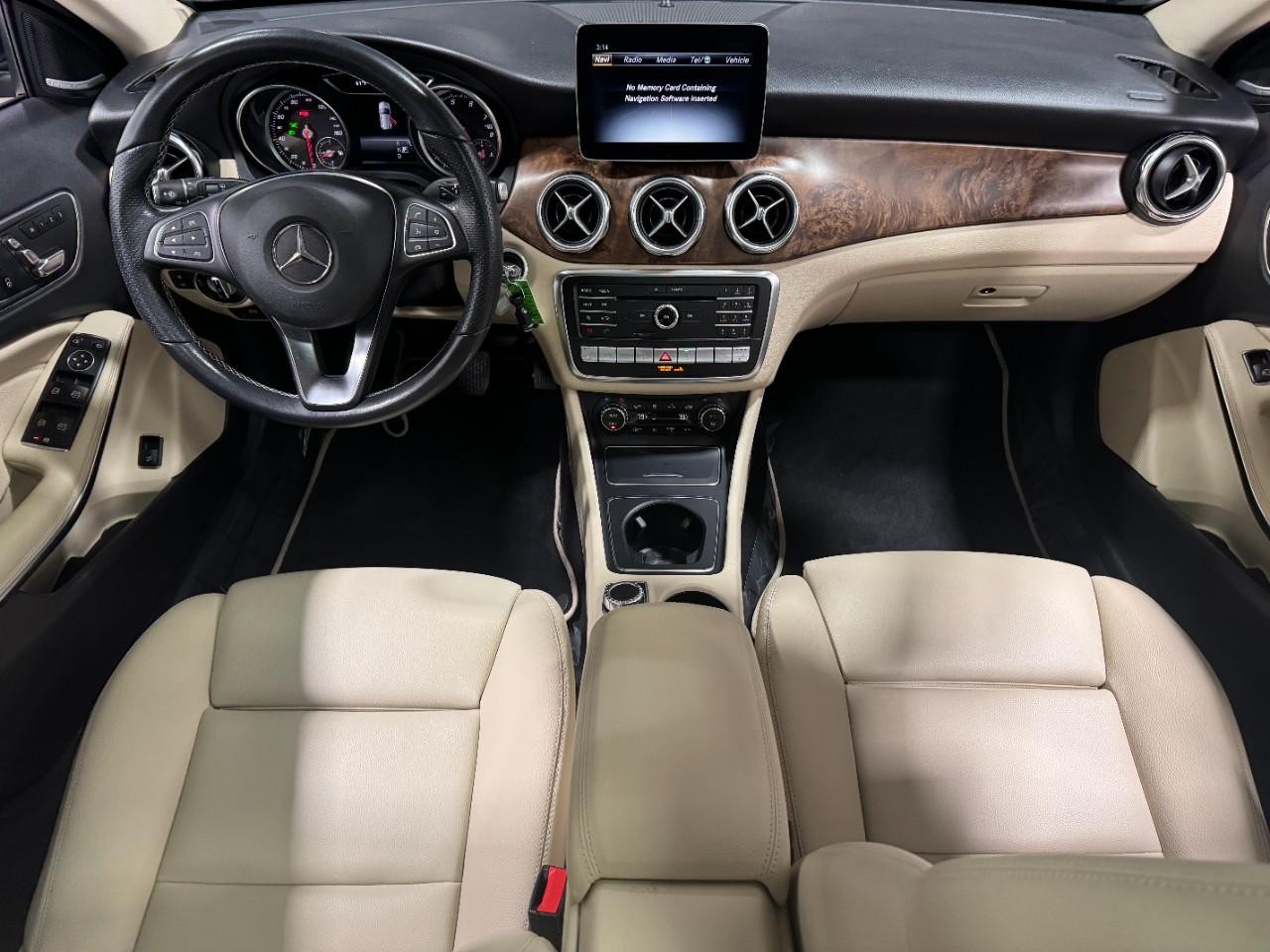 Mercedes-Benz GLA Vehicle Full-screen Gallery Image 12