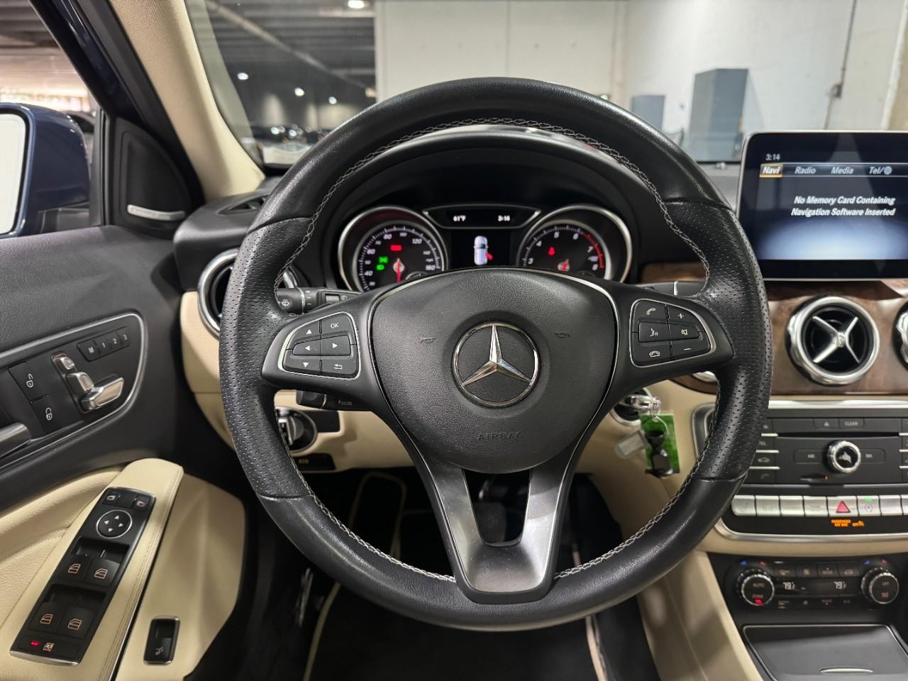 Mercedes-Benz GLA Vehicle Full-screen Gallery Image 13