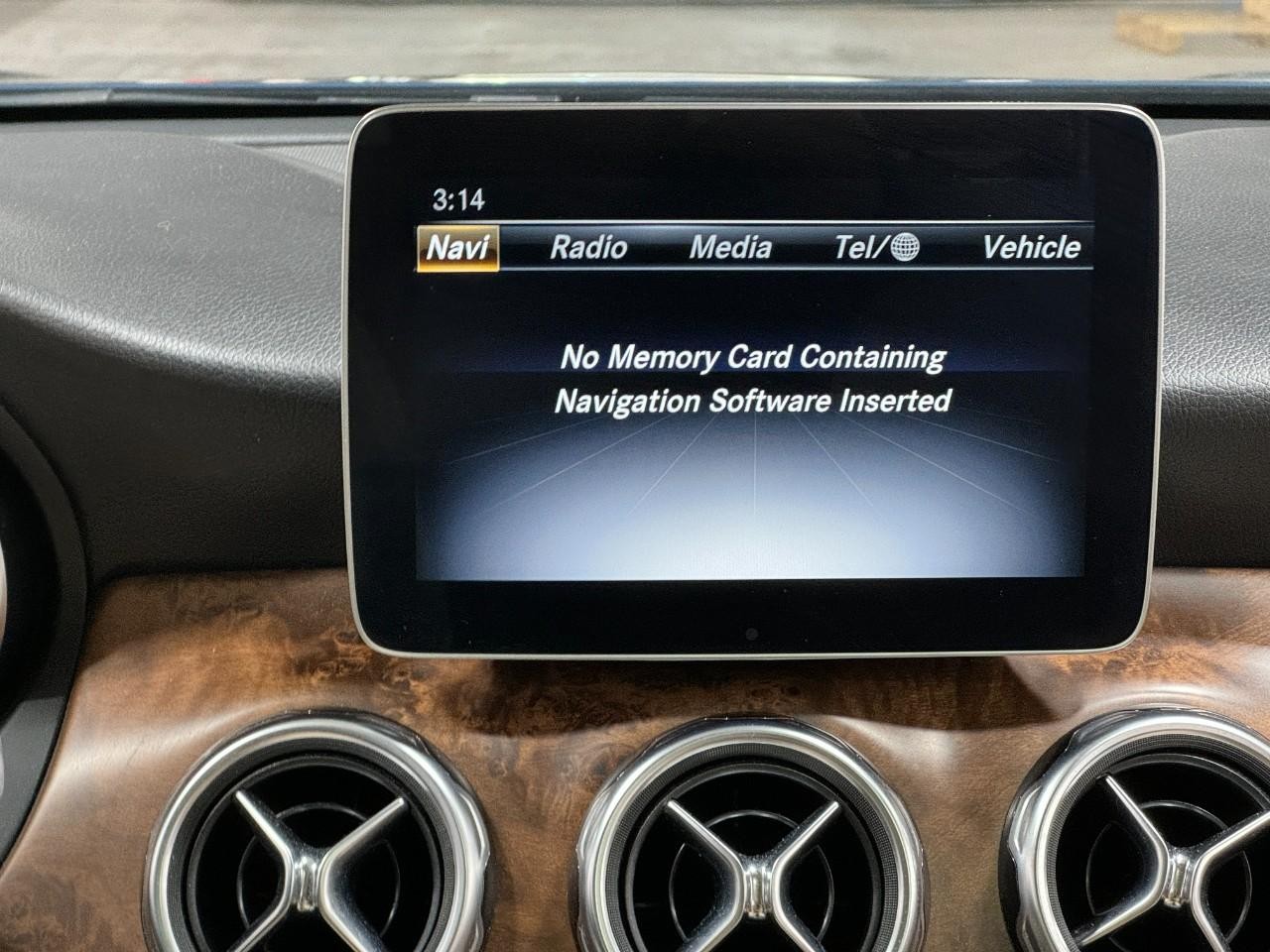 Mercedes-Benz GLA Vehicle Full-screen Gallery Image 14