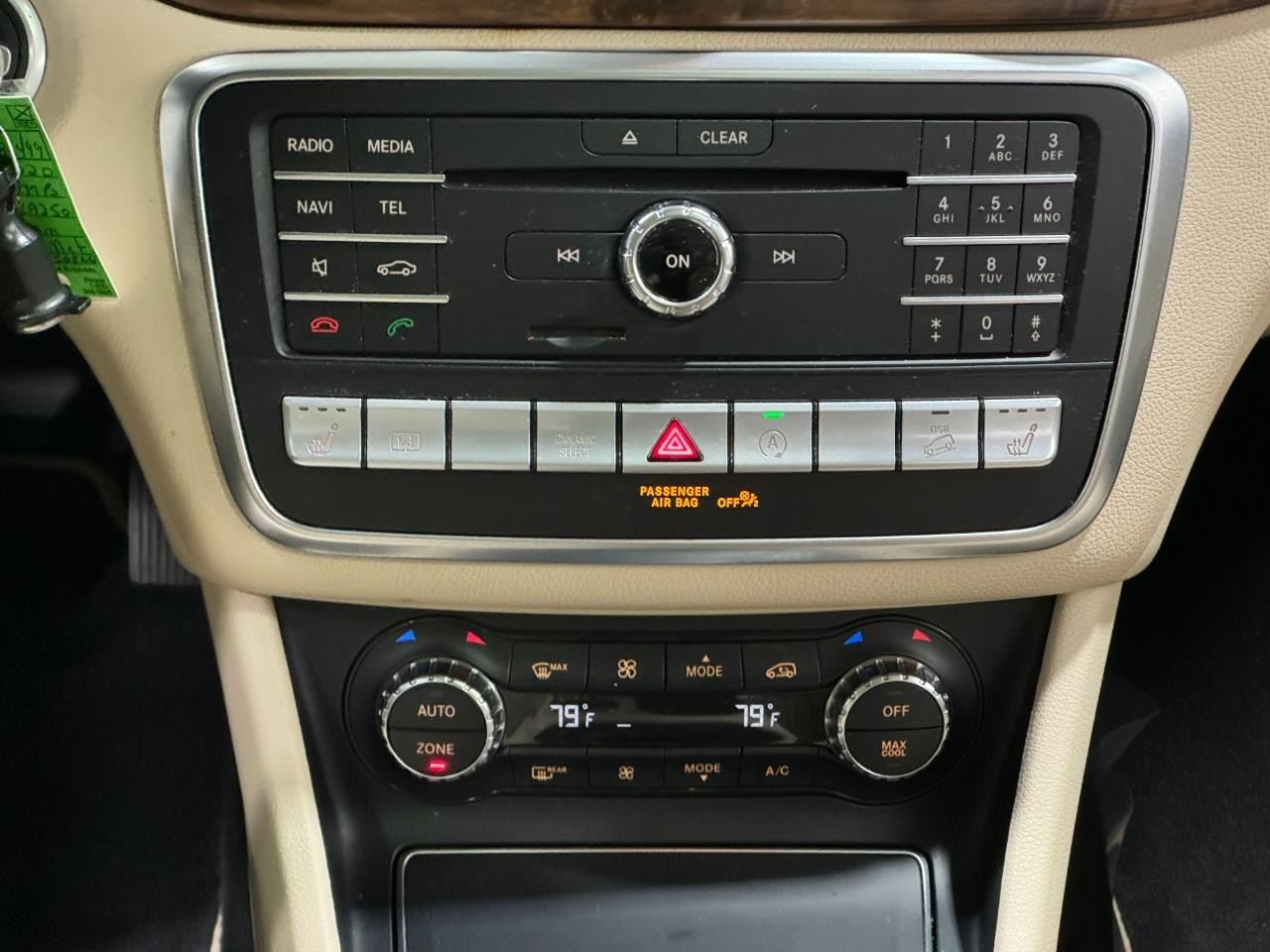 Mercedes-Benz GLA Vehicle Full-screen Gallery Image 15