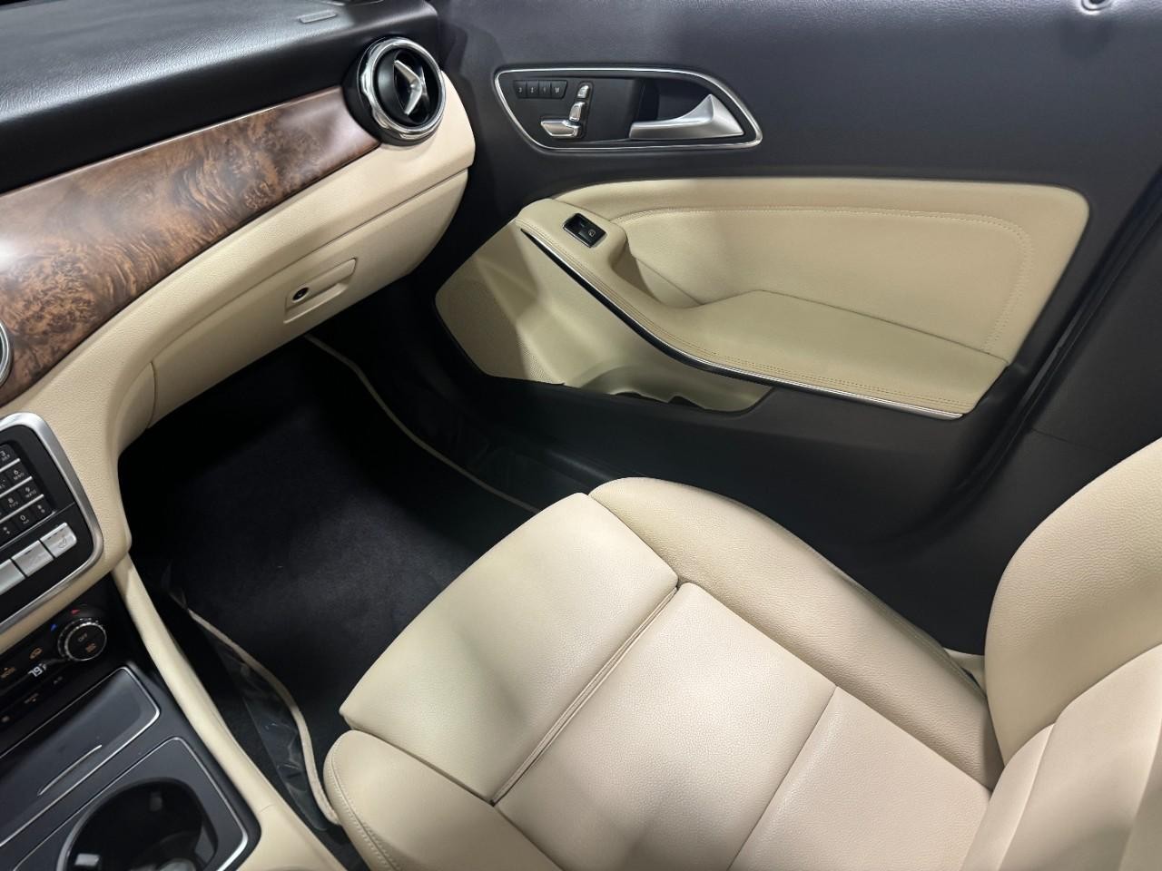 Mercedes-Benz GLA Vehicle Full-screen Gallery Image 16