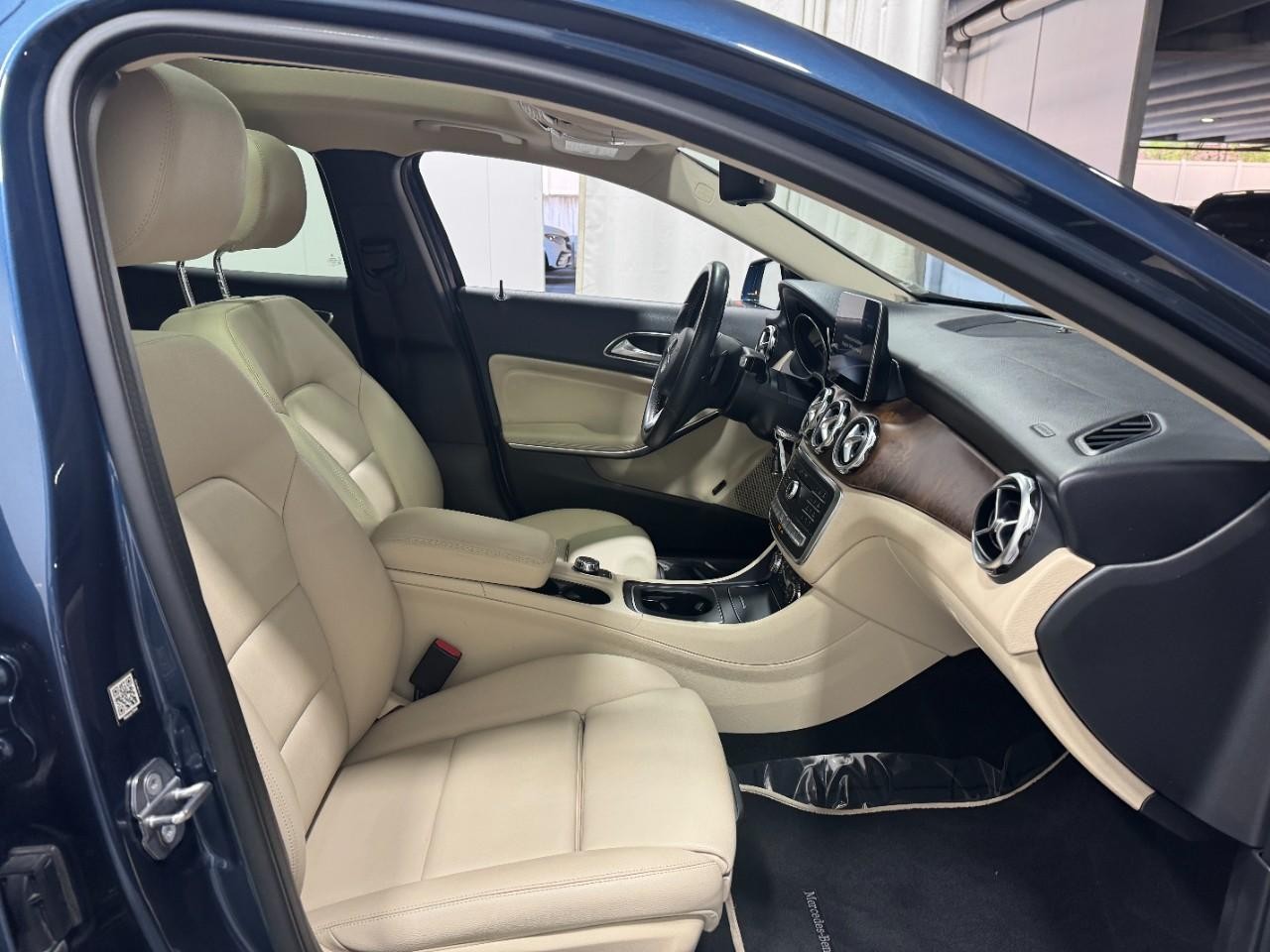 Mercedes-Benz GLA Vehicle Full-screen Gallery Image 17