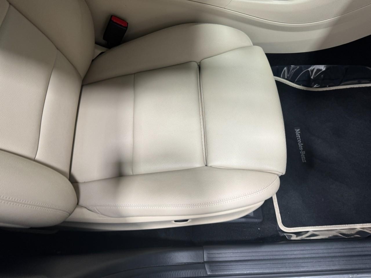 Mercedes-Benz GLA Vehicle Full-screen Gallery Image 18