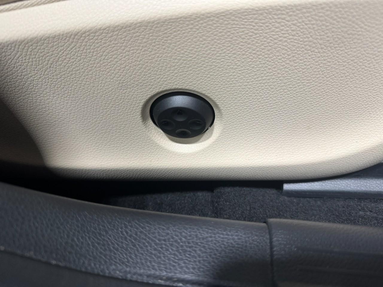 Mercedes-Benz GLA Vehicle Full-screen Gallery Image 19