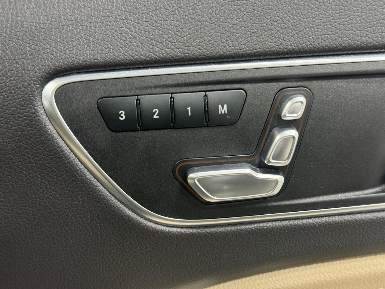 Mercedes-Benz GLA Vehicle Full-screen Gallery Image 20