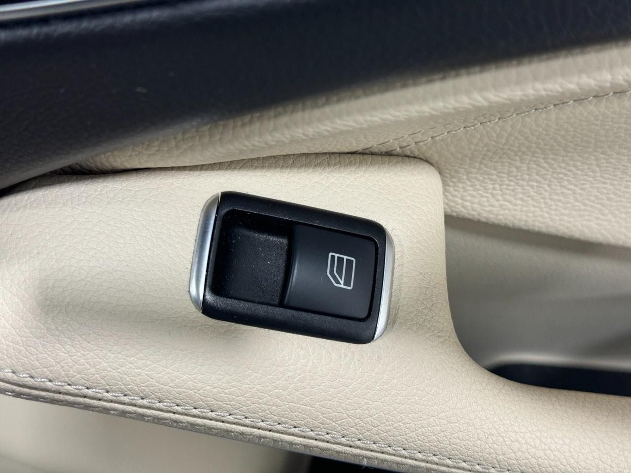 Mercedes-Benz GLA Vehicle Full-screen Gallery Image 21