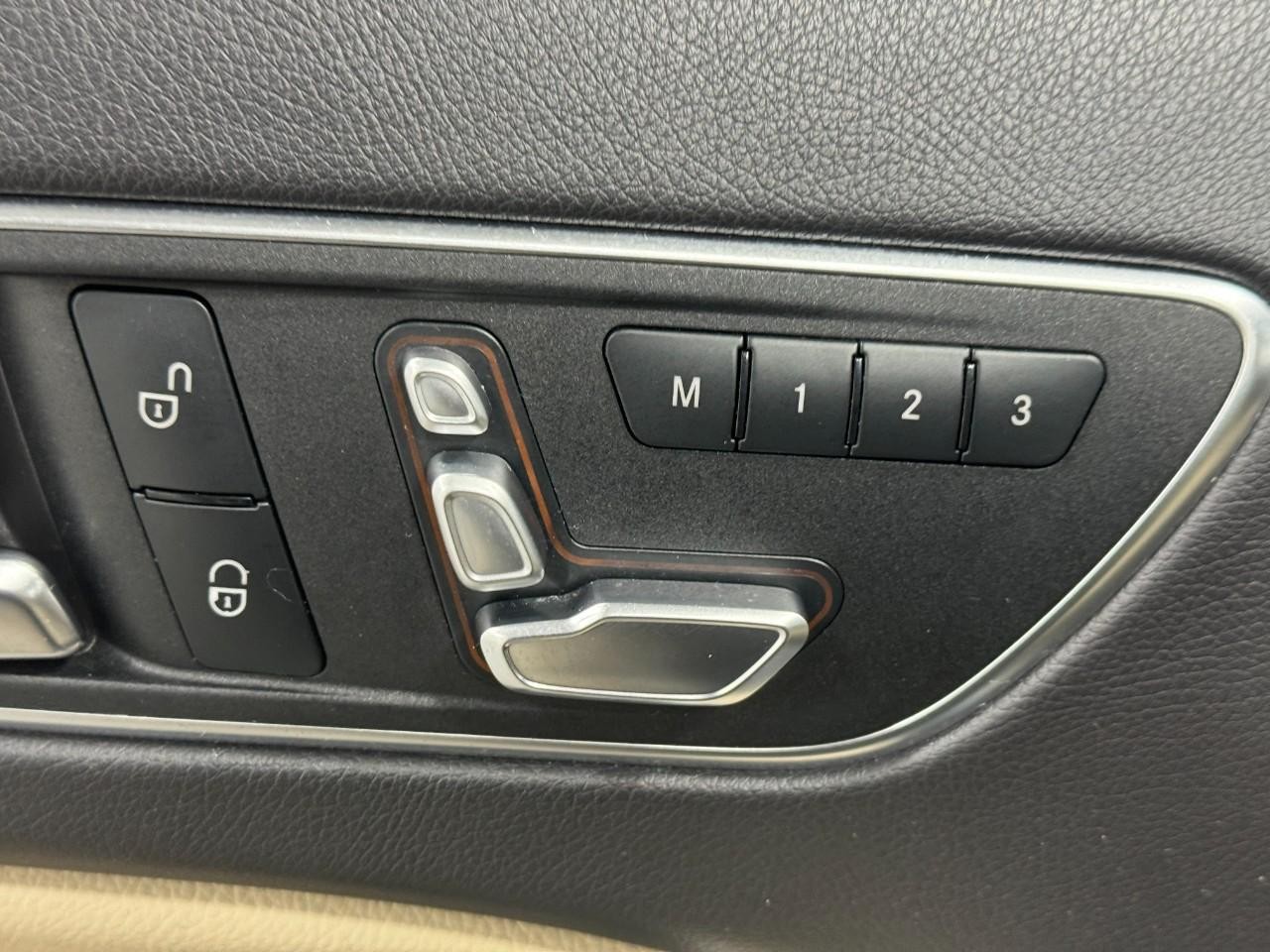 Mercedes-Benz GLA Vehicle Full-screen Gallery Image 22