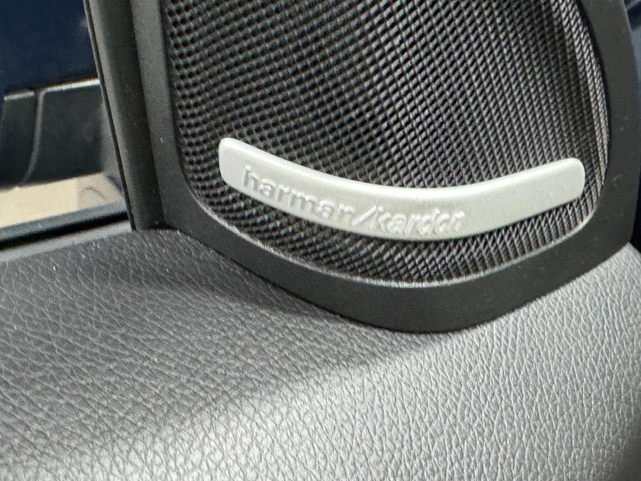 Mercedes-Benz GLA Vehicle Full-screen Gallery Image 23