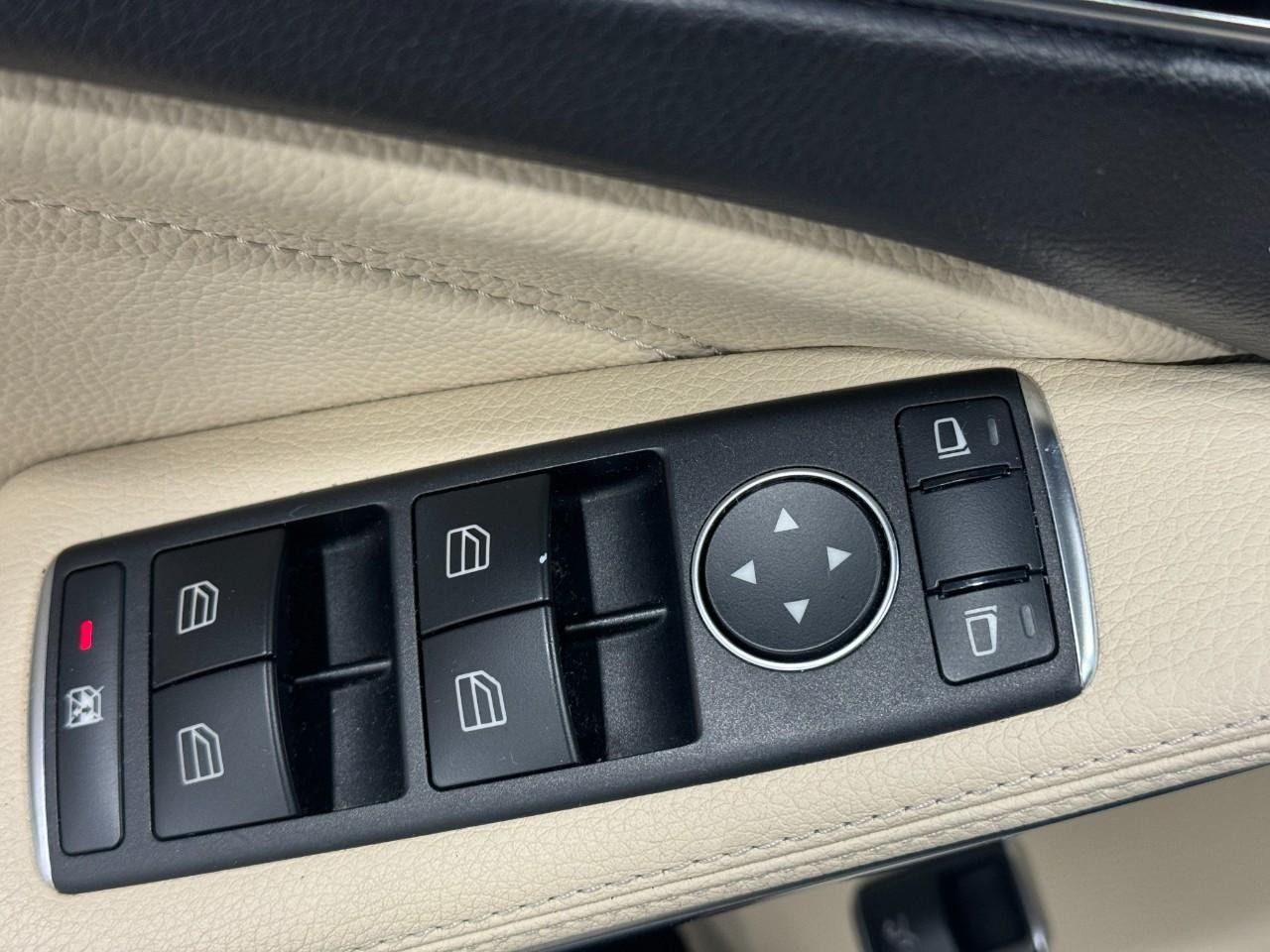 Mercedes-Benz GLA Vehicle Full-screen Gallery Image 24