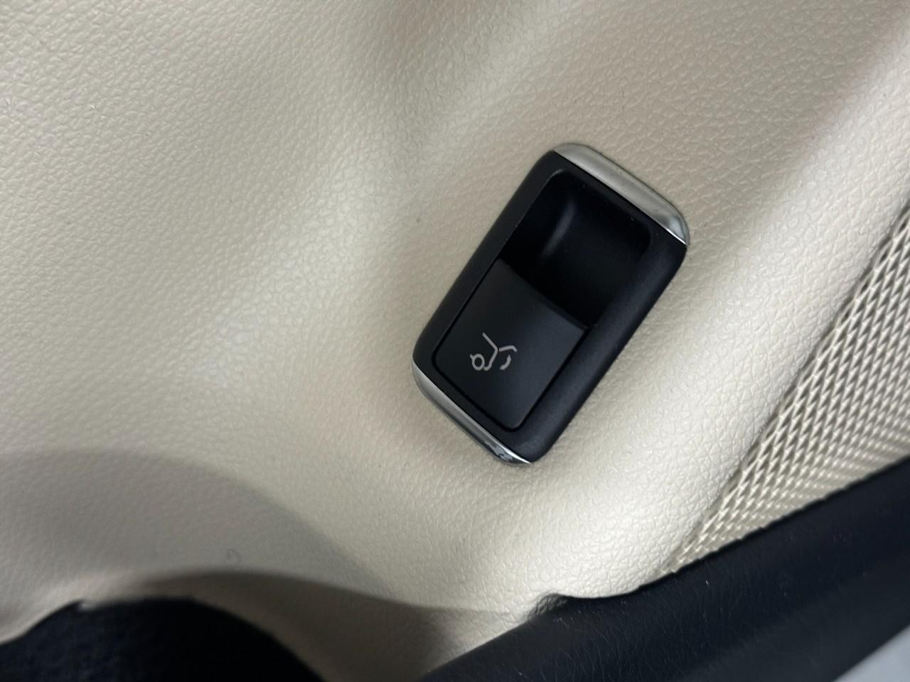 Mercedes-Benz GLA Vehicle Full-screen Gallery Image 25