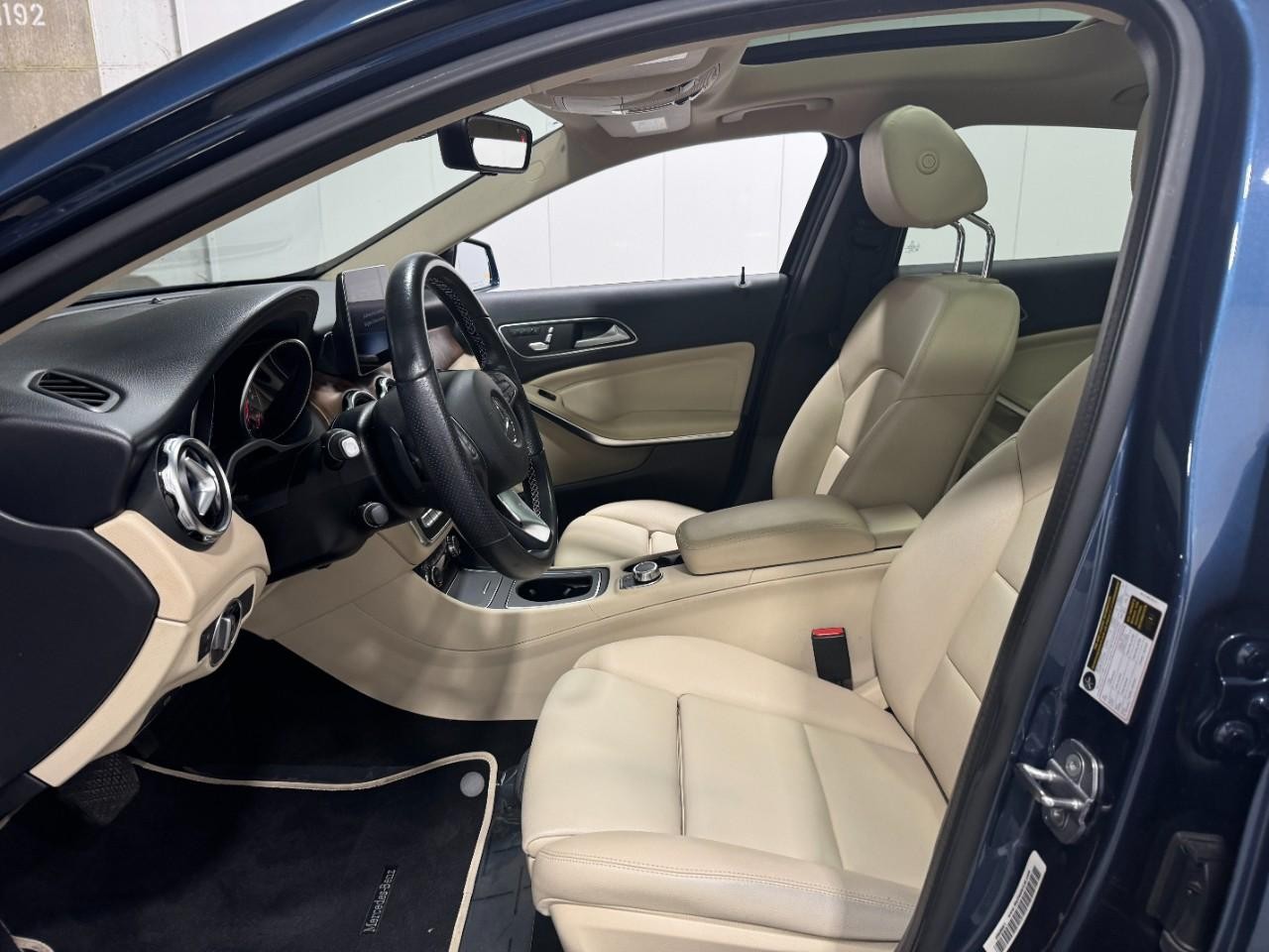 Mercedes-Benz GLA Vehicle Full-screen Gallery Image 26