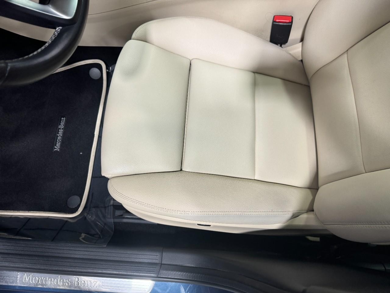 Mercedes-Benz GLA Vehicle Full-screen Gallery Image 27