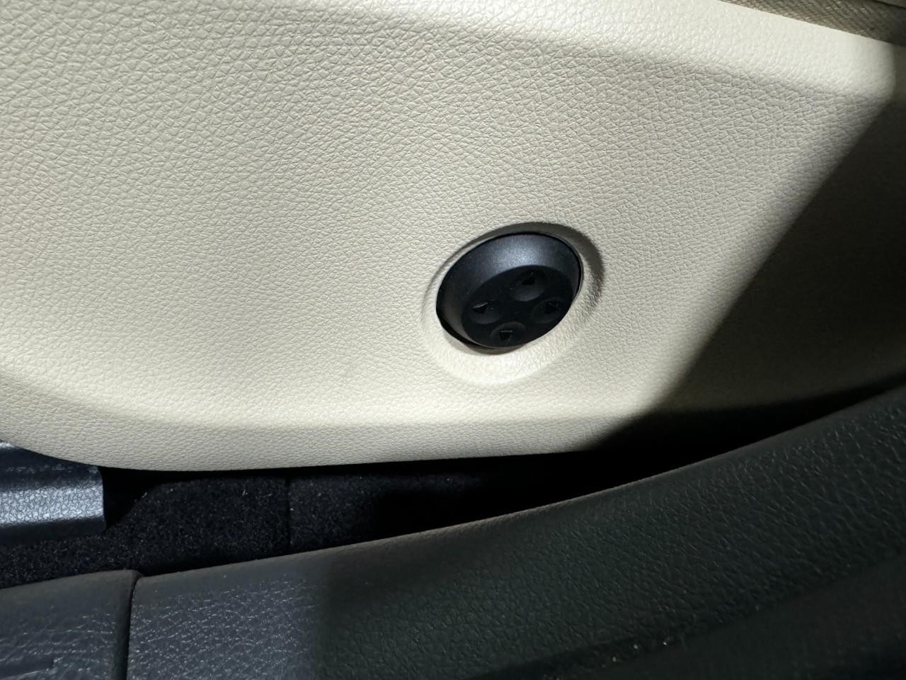 Mercedes-Benz GLA Vehicle Full-screen Gallery Image 28