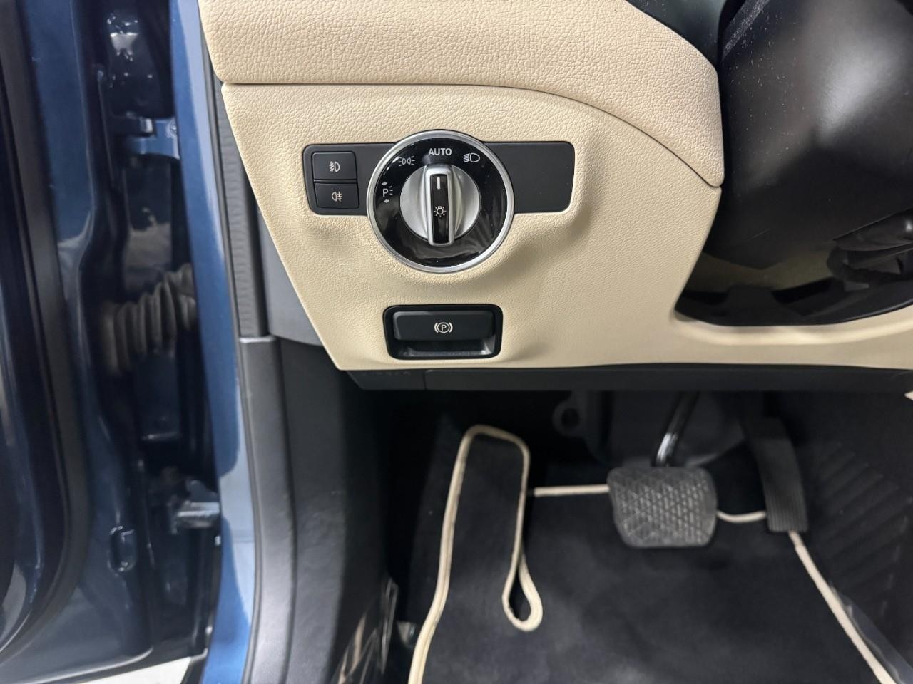 Mercedes-Benz GLA Vehicle Full-screen Gallery Image 29