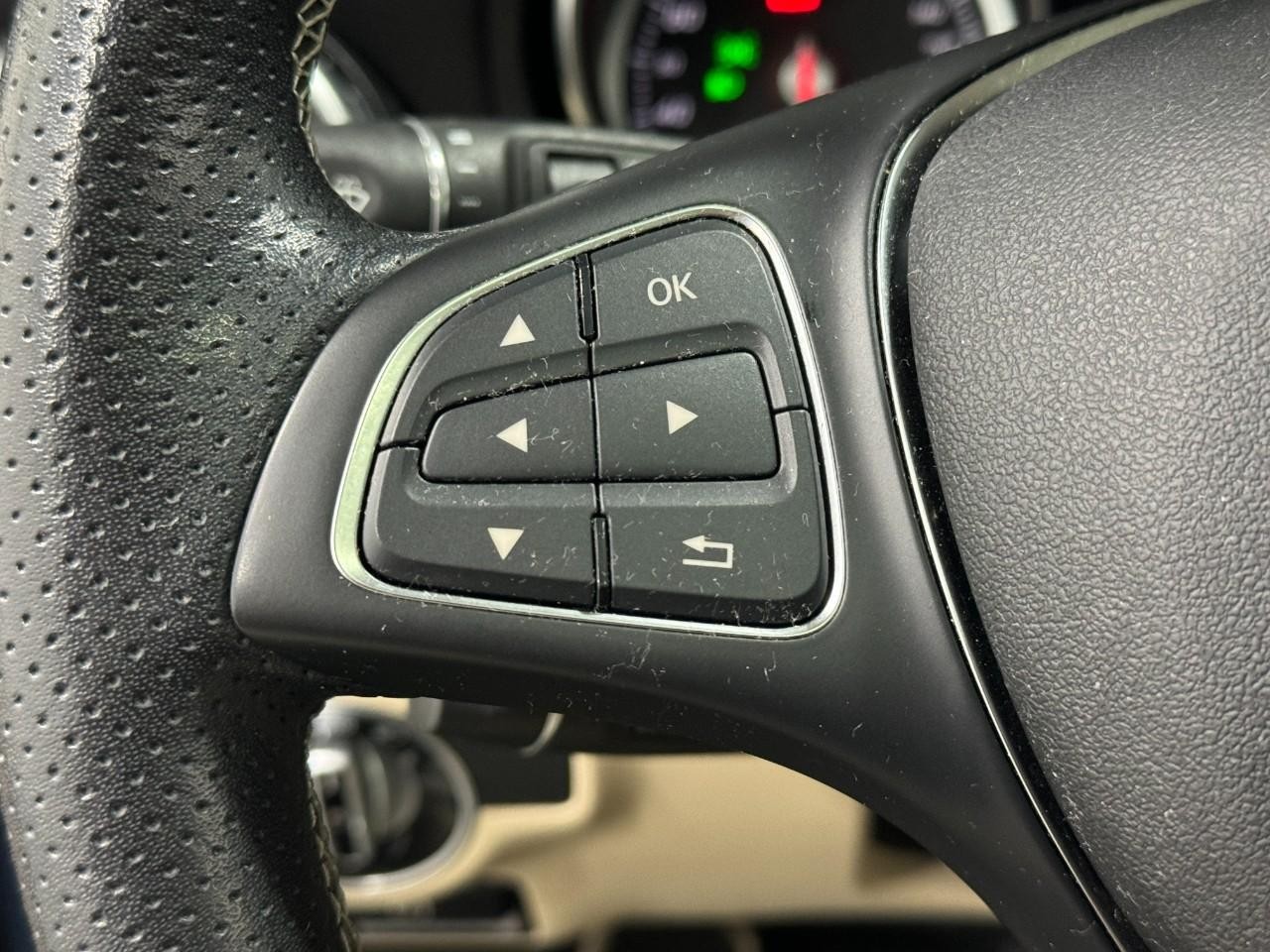 Mercedes-Benz GLA Vehicle Full-screen Gallery Image 30