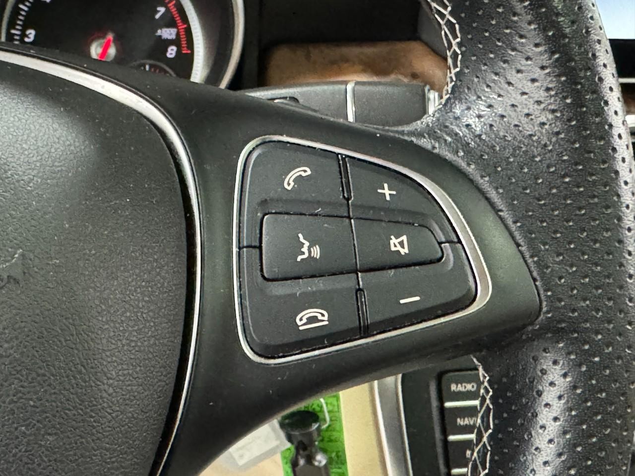 Mercedes-Benz GLA Vehicle Full-screen Gallery Image 31