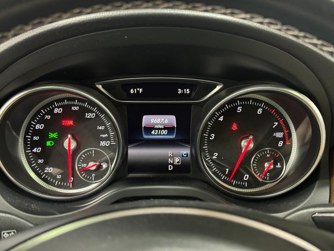 Mercedes-Benz GLA Vehicle Full-screen Gallery Image 32