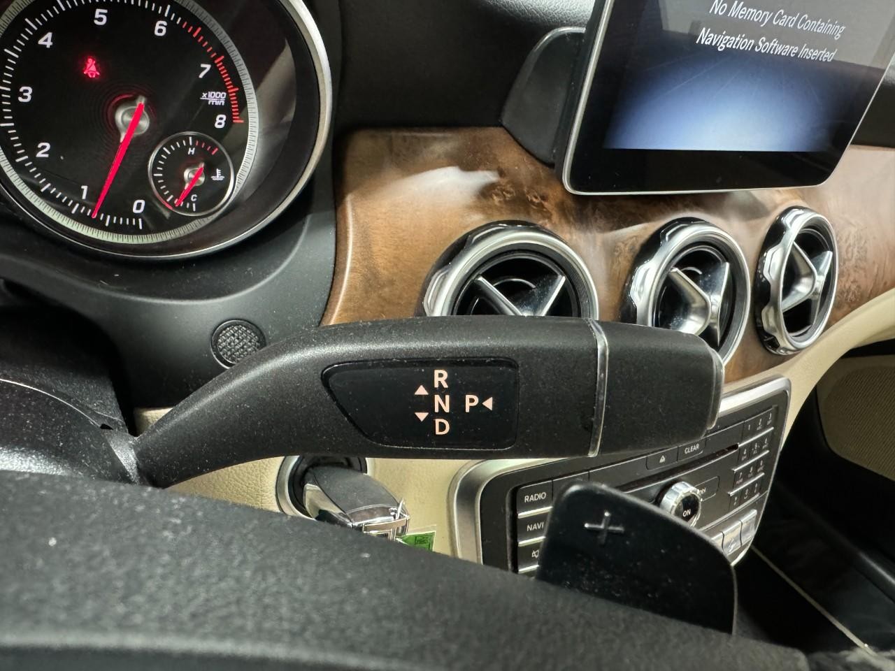 Mercedes-Benz GLA Vehicle Full-screen Gallery Image 33