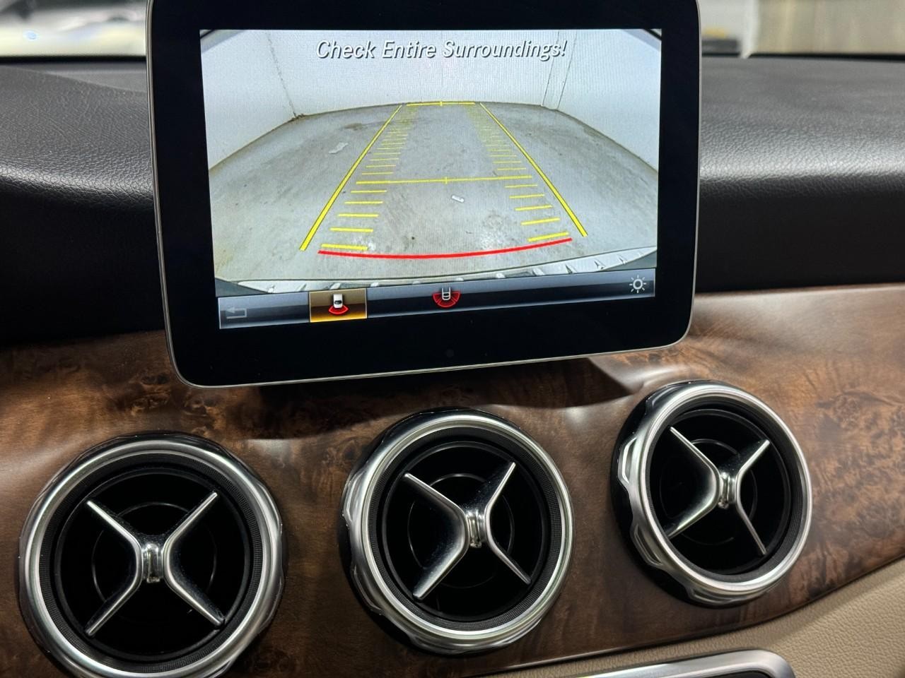 Mercedes-Benz GLA Vehicle Full-screen Gallery Image 34