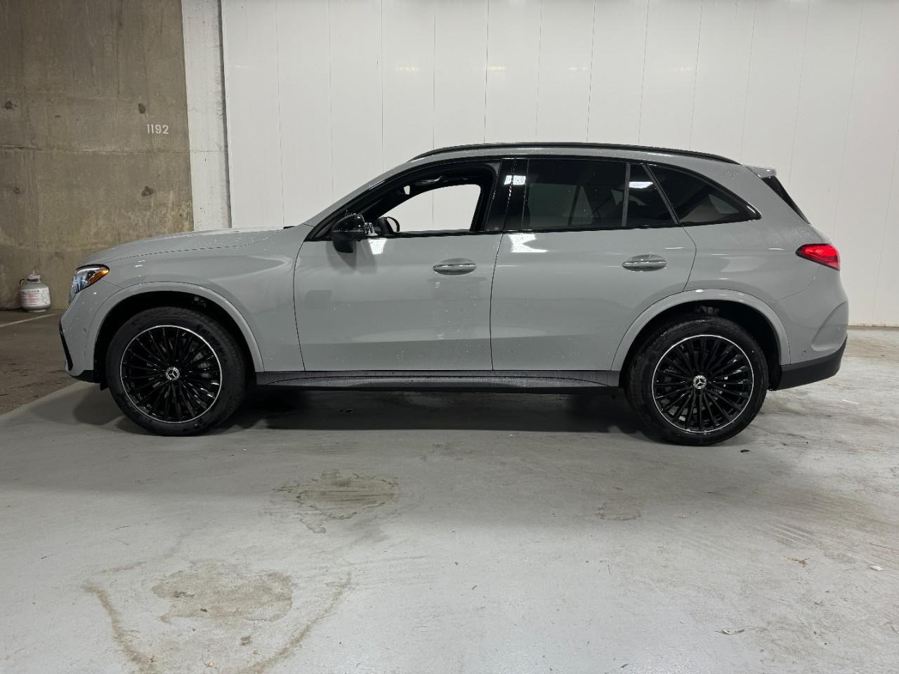 Mercedes-Benz GLC Vehicle Full-screen Gallery Image 2