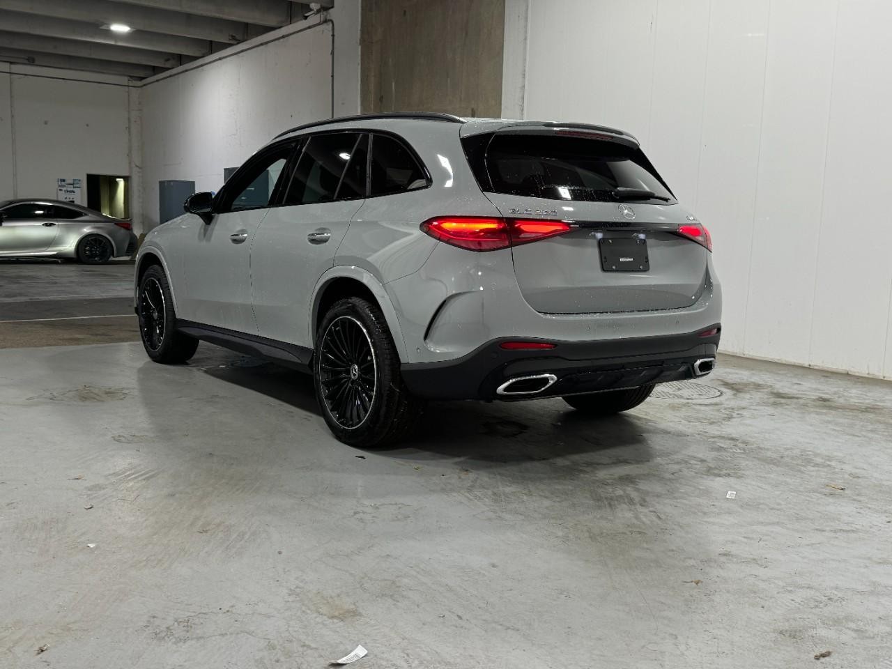 Mercedes-Benz GLC Vehicle Full-screen Gallery Image 3