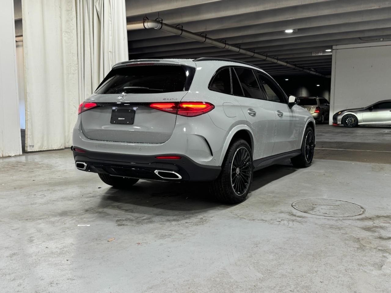 Mercedes-Benz GLC Vehicle Full-screen Gallery Image 4