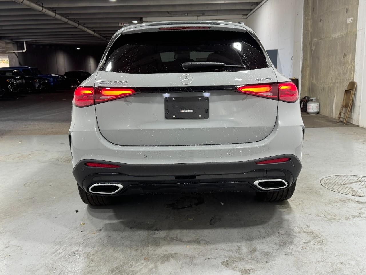 Mercedes-Benz GLC Vehicle Full-screen Gallery Image 9