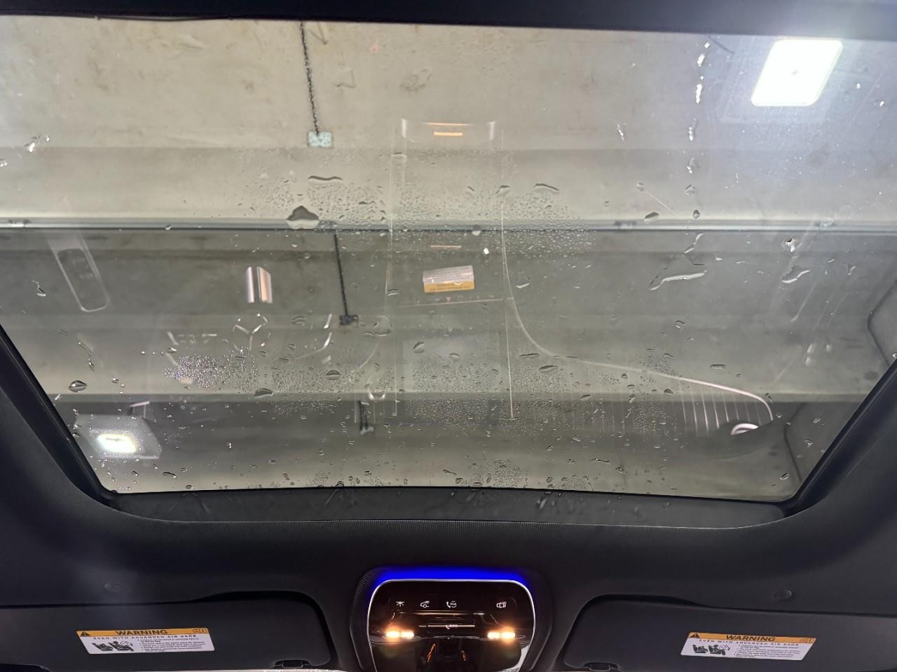 Mercedes-Benz GLC Vehicle Full-screen Gallery Image 11