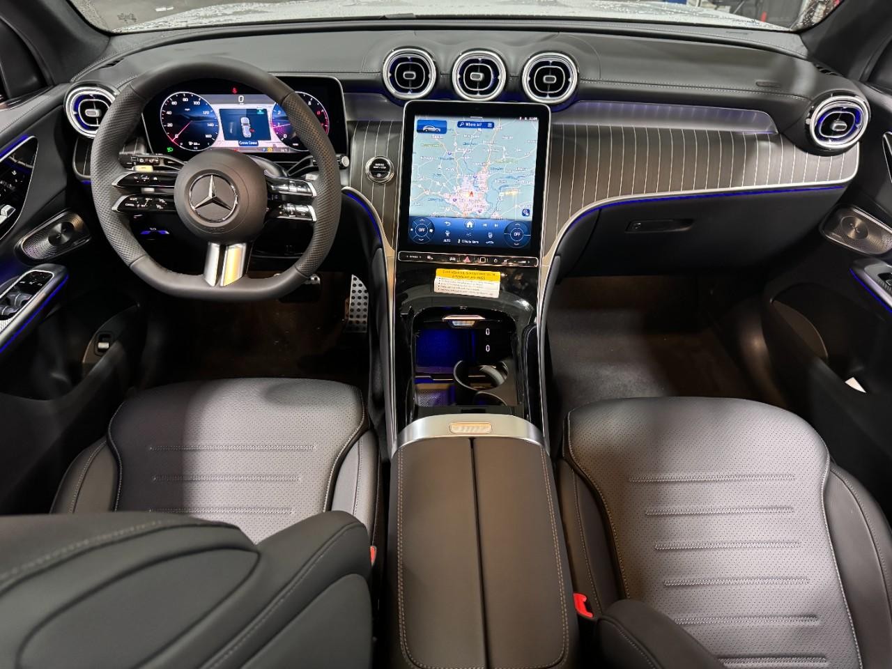 Mercedes-Benz GLC Vehicle Full-screen Gallery Image 12