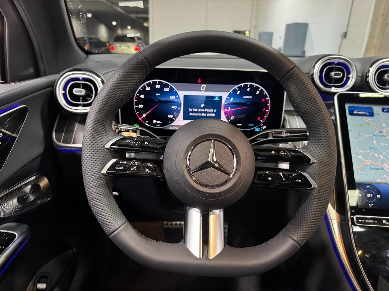 Mercedes-Benz GLC Vehicle Full-screen Gallery Image 13