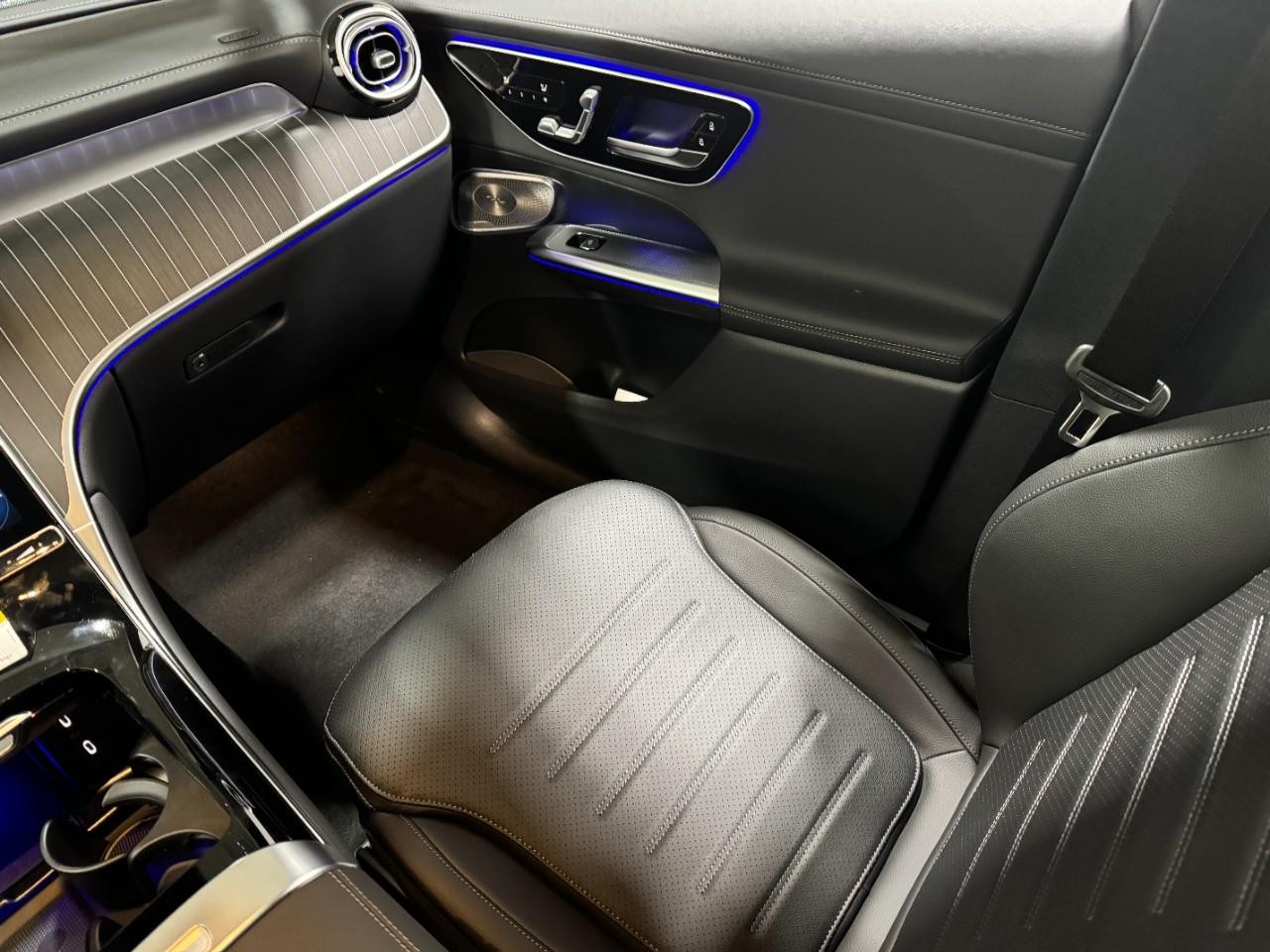 Mercedes-Benz GLC Vehicle Full-screen Gallery Image 15