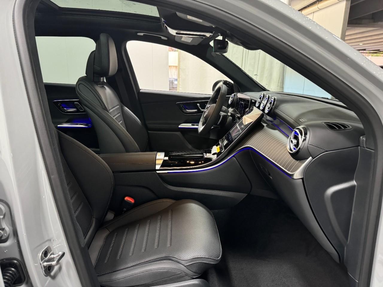 Mercedes-Benz GLC Vehicle Full-screen Gallery Image 16