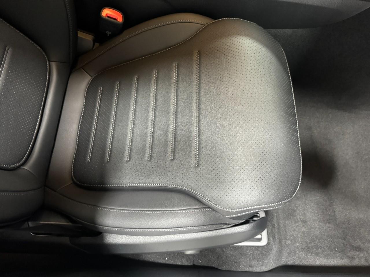 Mercedes-Benz GLC Vehicle Full-screen Gallery Image 17