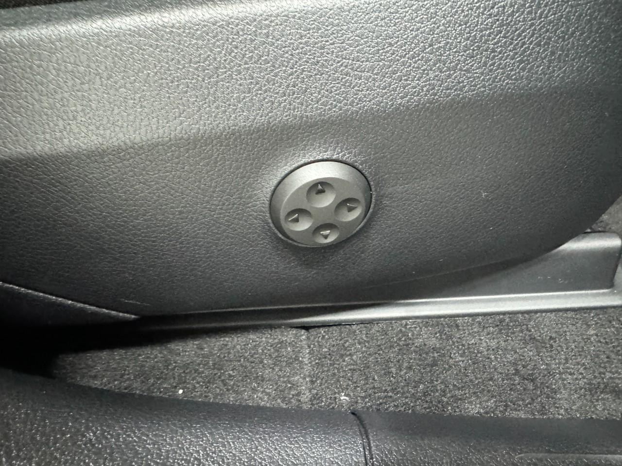 Mercedes-Benz GLC Vehicle Full-screen Gallery Image 18