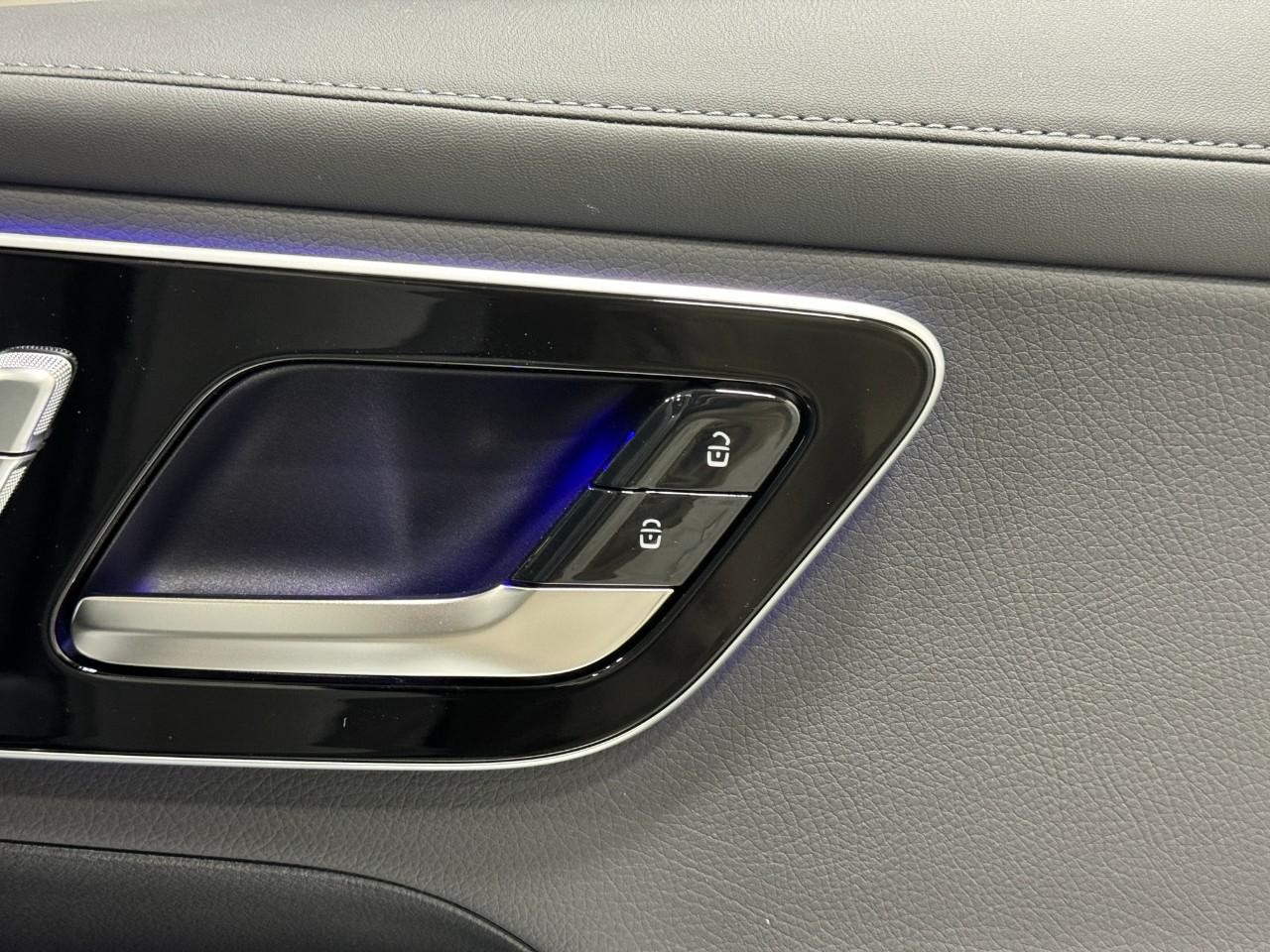 Mercedes-Benz GLC Vehicle Full-screen Gallery Image 20