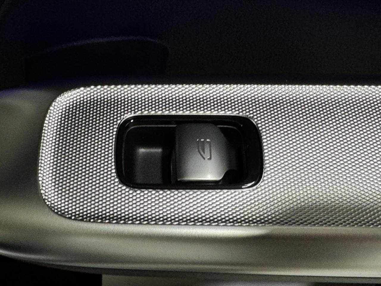 Mercedes-Benz GLC Vehicle Full-screen Gallery Image 21