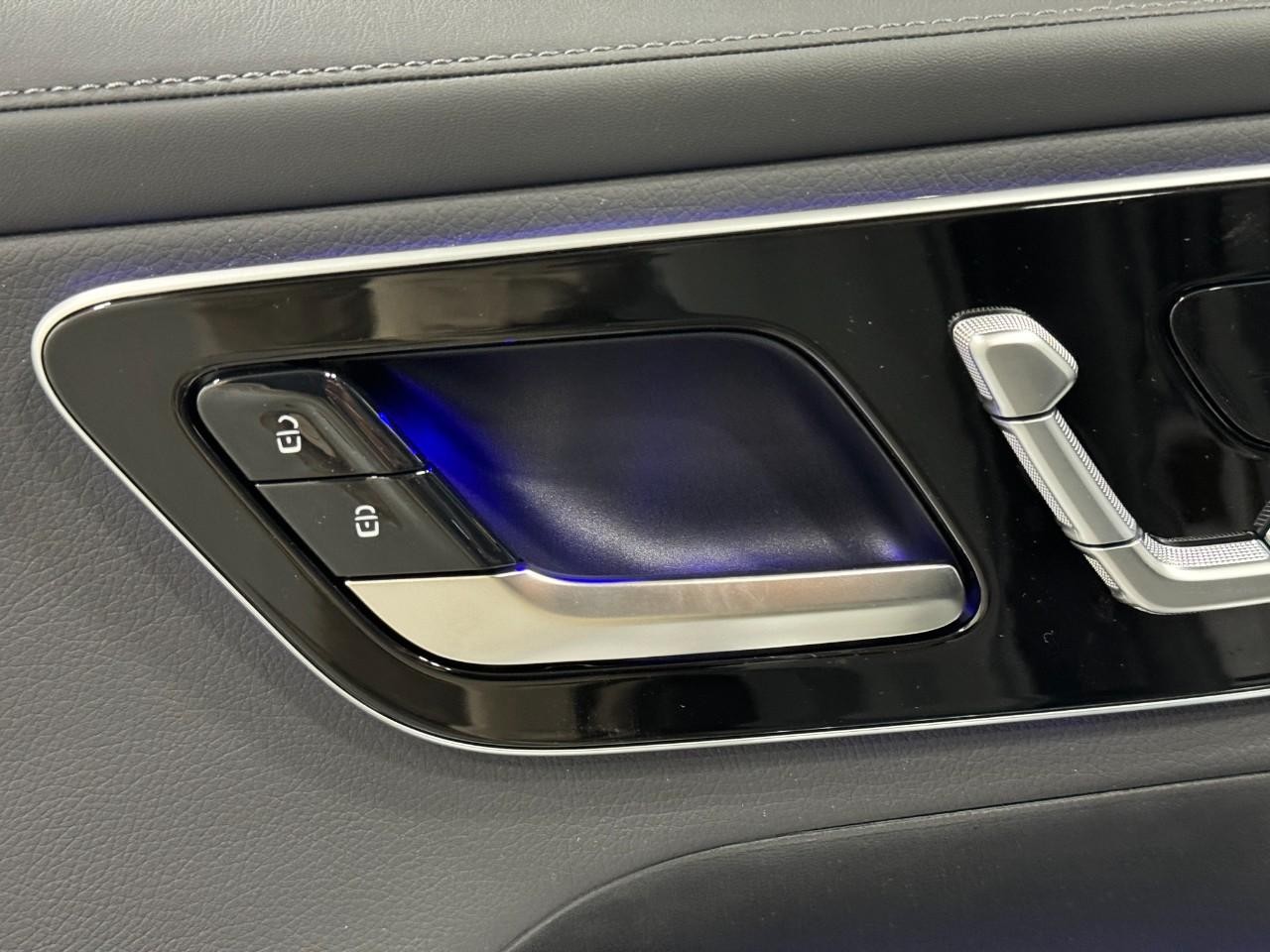 Mercedes-Benz GLC Vehicle Full-screen Gallery Image 23