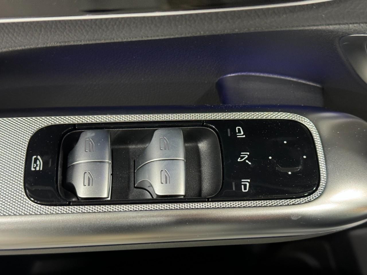 Mercedes-Benz GLC Vehicle Full-screen Gallery Image 24