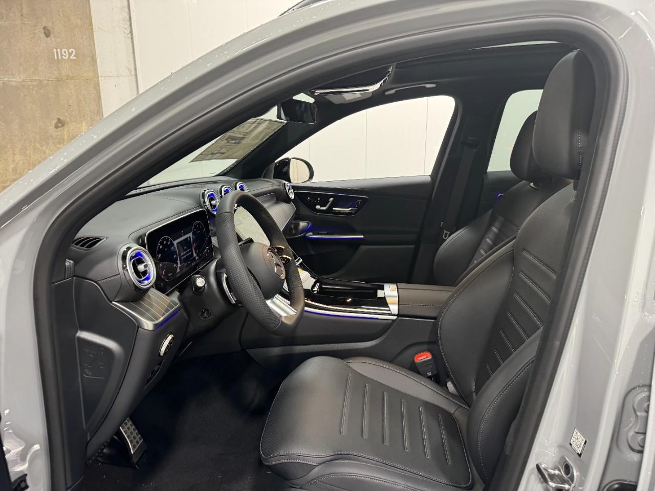 Mercedes-Benz GLC Vehicle Full-screen Gallery Image 27