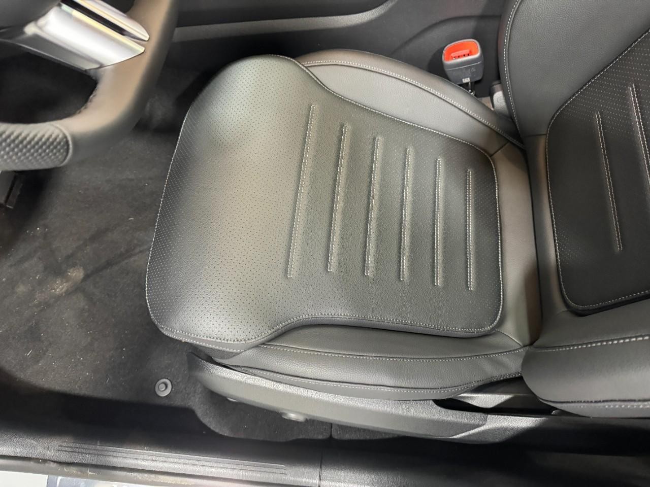 Mercedes-Benz GLC Vehicle Full-screen Gallery Image 28