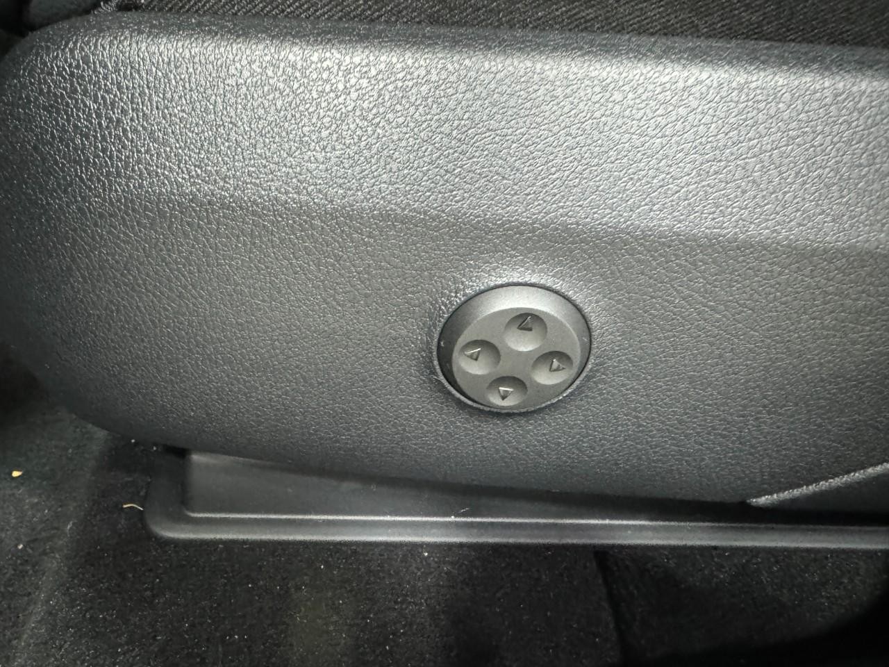 Mercedes-Benz GLC Vehicle Full-screen Gallery Image 29