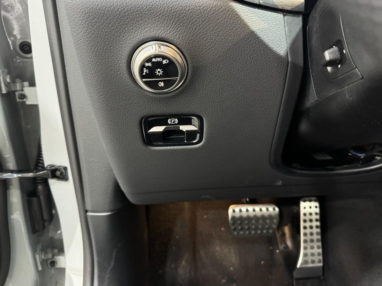 Mercedes-Benz GLC Vehicle Full-screen Gallery Image 30