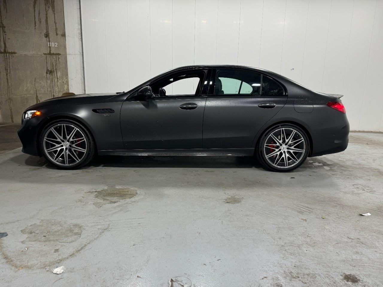 Mercedes-Benz C-Class Vehicle Full-screen Gallery Image 2