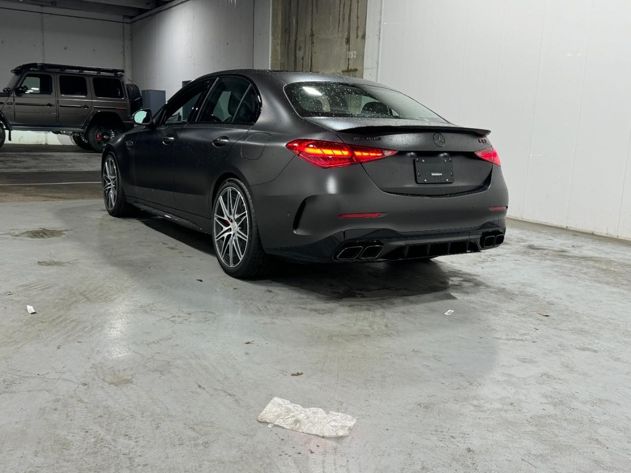 Mercedes-Benz C-Class Vehicle Full-screen Gallery Image 3