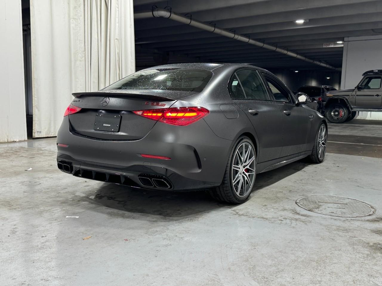 Mercedes-Benz C-Class Vehicle Full-screen Gallery Image 4