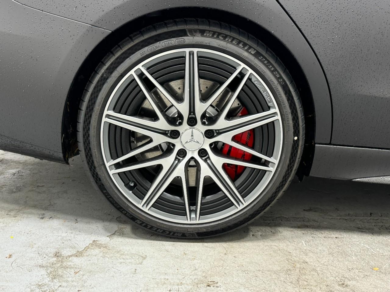 Mercedes-Benz C-Class Vehicle Full-screen Gallery Image 5